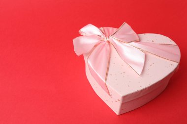 Kırmızı arkaplanda hediye kutuları