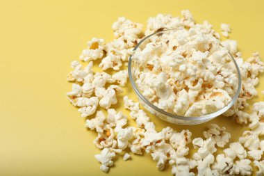 Sarı arkaplan görünümlü patlamış mısır