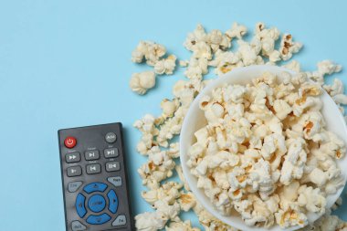 Mavi arka planda patlamış mısır