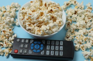 Mavi arka planda patlamış mısır