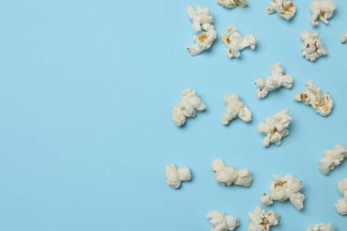 Mavi arka planda patlamış mısır