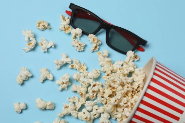 Mavi arka planda patlamış mısır