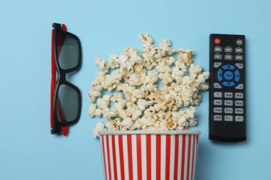 Mavi arka planda patlamış mısır