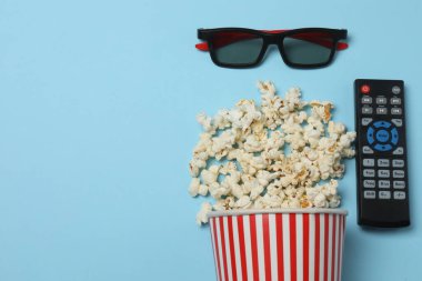 Mavi arka planda patlamış mısır