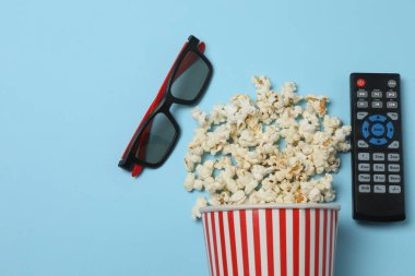 Mavi arka planda patlamış mısır