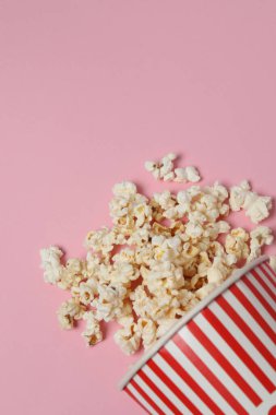 Pembe arka planda patlamış mısır