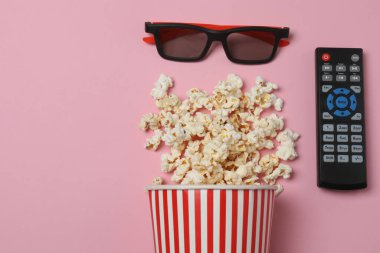 Pembe arka planda patlamış mısır