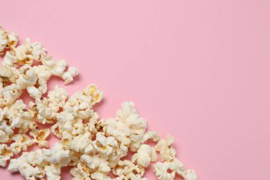 Pembe arka planda patlamış mısır