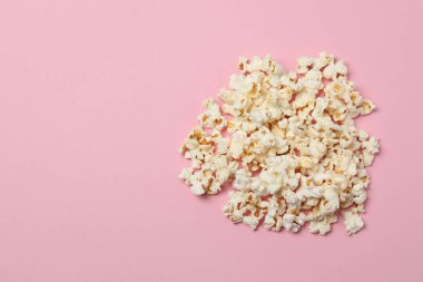 Pembe arka planda patlamış mısır