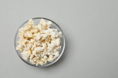 gri bir arka plan üzerinde patlamış mısır