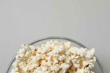 gri bir arka plan üzerinde patlamış mısır