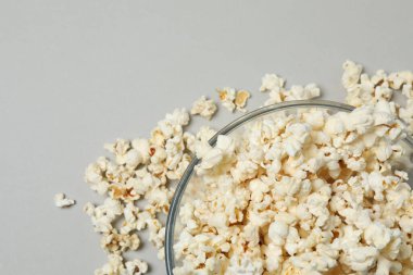 gri bir arka plan üzerinde patlamış mısır