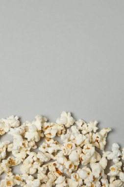 gri bir arka plan üzerinde patlamış mısır