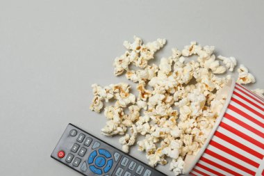 gri bir arka plan üzerinde patlamış mısır