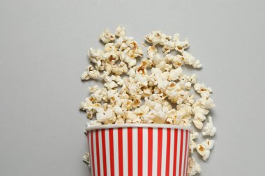 gri bir arka plan üzerinde patlamış mısır