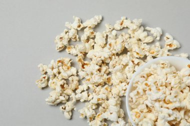 gri bir arka plan üzerinde patlamış mısır