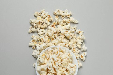 gri bir arka plan üzerinde patlamış mısır