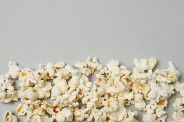 gri bir arka plan üzerinde patlamış mısır