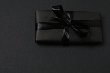 Siyah arkaplanda siyah kurdeleli siyah hediye kutuları