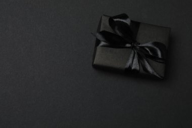 Siyah arkaplanda siyah kurdeleli siyah hediye kutuları