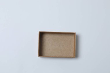 Beyaz arkaplan üzerinde kapağı olan boş kağıt kutu, üst görünüm