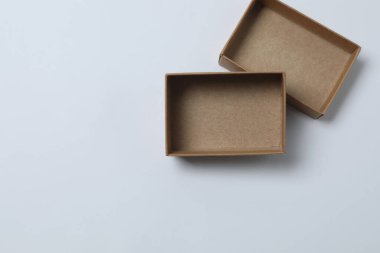 Beyaz arkaplan üzerinde kapağı olan boş kağıt kutu, üst görünüm