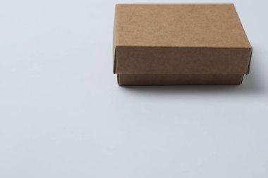 Beyaz arkaplan üzerinde kapağı olan boş kağıt kutu, üst görünüm