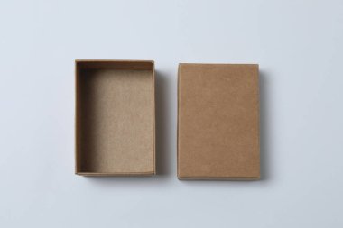 Beyaz arkaplan üzerinde kapağı olan boş kağıt kutu, üst görünüm