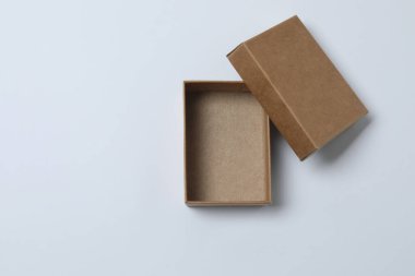 Beyaz arkaplan üzerinde kapağı olan boş kağıt kutu, üst görünüm