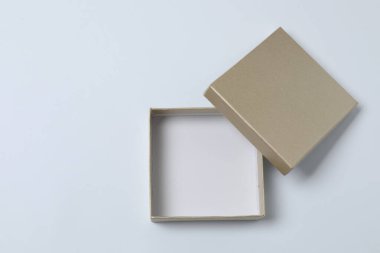 Beyaz arkaplan üzerinde kapağı olan boş kağıt kutu, üst görünüm