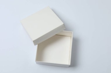 Beyaz arkaplan üzerinde kapağı olan boş kağıt kutu, üst görünüm