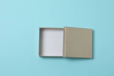 Mavi arka planda kapağı olan boş kağıt kutu, üst görünüm