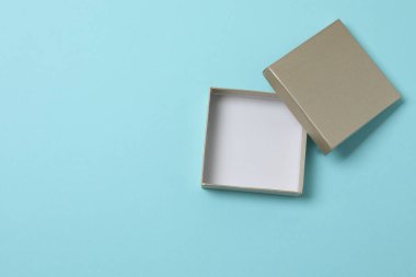 Mavi arka planda kapağı olan boş kağıt kutu, üst görünüm
