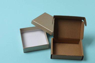 Mavi arka planda kapağı olan boş kağıt kutu, üst görünüm