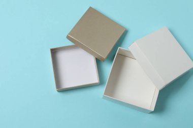 Mavi arka planda kapağı olan boş kağıt kutu, üst görünüm