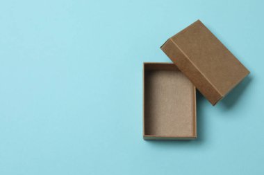 Mavi arka planda kapağı olan boş kağıt kutu, üst görünüm