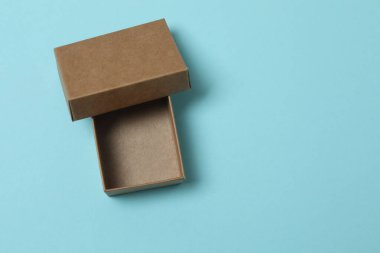 Mavi arka planda kapağı olan boş kağıt kutu, üst görünüm