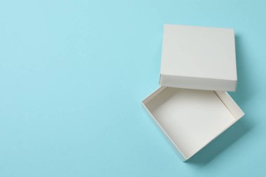 Mavi arka planda kapağı olan boş kağıt kutu, üst görünüm