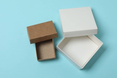 Mavi arka planda kapağı olan boş kağıt kutu, üst görünüm