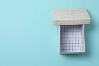 Mavi arka planda kapağı olan boş kağıt kutu, üst görünüm