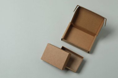 Gri arkaplanı olan boş kağıt kutu, üst görünüm