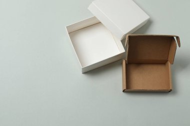 Gri arkaplanı olan boş kağıt kutu, üst görünüm