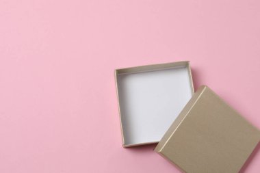 Pembe arka planda kapağı olan boş kağıt kutu, üst görünüm