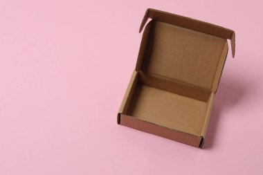 Pembe arka planda kapağı olan boş kağıt kutu, üst görünüm