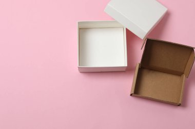 Pembe arka planda kapağı olan boş kağıt kutu, üst görünüm