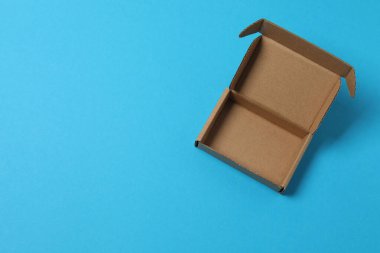 Mavi arka planda kapağı olan boş kağıt kutu, üst görünüm