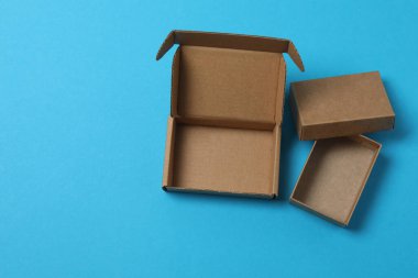 Mavi arka planda kapağı olan boş kağıt kutu, üst görünüm