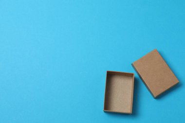 Mavi arka planda kapağı olan boş kağıt kutu, üst görünüm