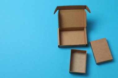 Mavi arka planda kapağı olan boş kağıt kutu, üst görünüm