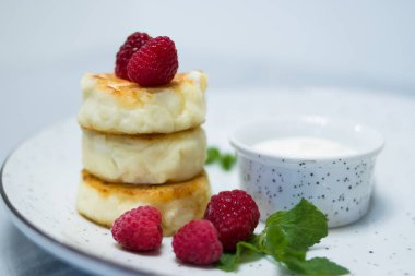 Kahvaltı, öğle yemeği, çilekli peynirli kek.